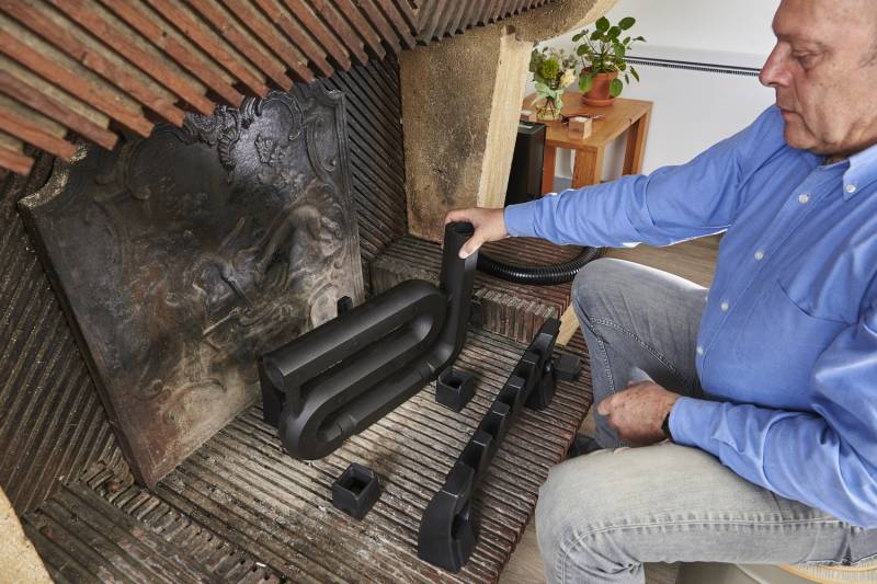 Cleaning the chimney made easier by placing the coil vertically on the rear feet