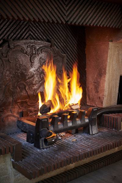 The EQUATAIR system improves the efficiency of open hearth fireplaces
