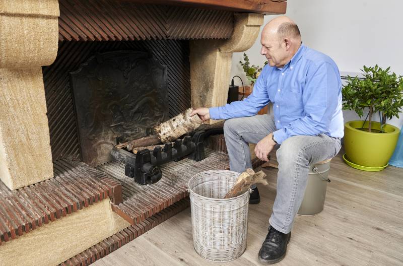 The PRES DU FEU bucket protects your back by placing you at the height of the fireplace