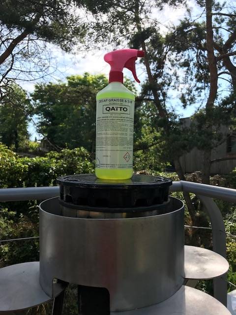 The DECAP GRAISS is ideal for cleaning your plancha as well as your fireplace glass