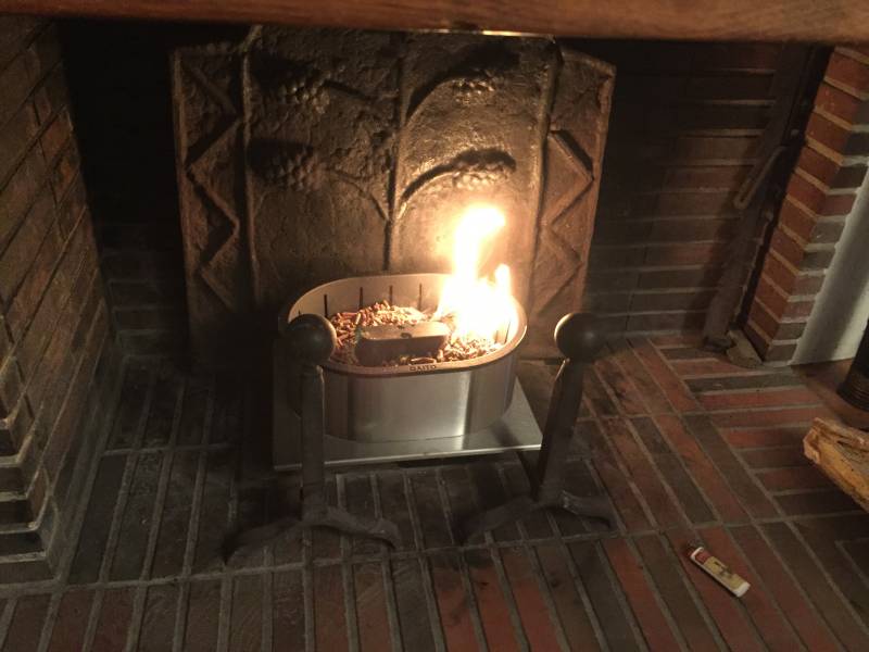 The QAÏTO Q30 at the beginning of ignition in an open fireplace
