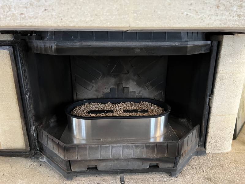 Q50 with pellets in a chimney for a large dining room