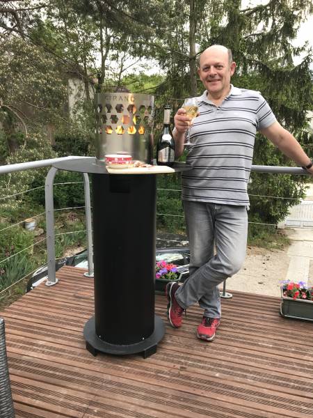 The CIRANO brazier table warms Hearts without warming the glasses of champagne served chilled