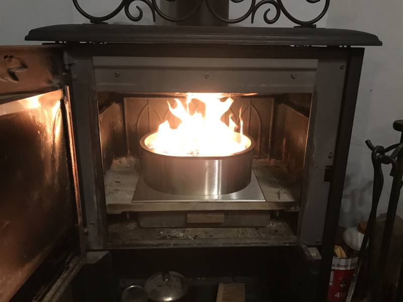 The QAÏTO pellet burner in a wood stove