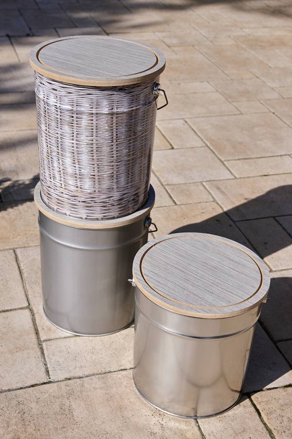 A selection of several seats featuring the QAÏTO barbecue