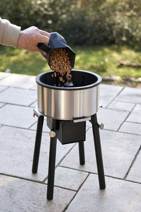 The QAÏTO barbecue uses wood pellets