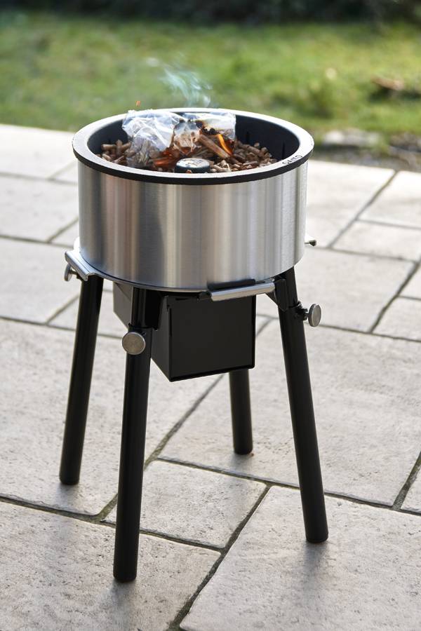 The firelighter gradually ignites the pellets on the surface