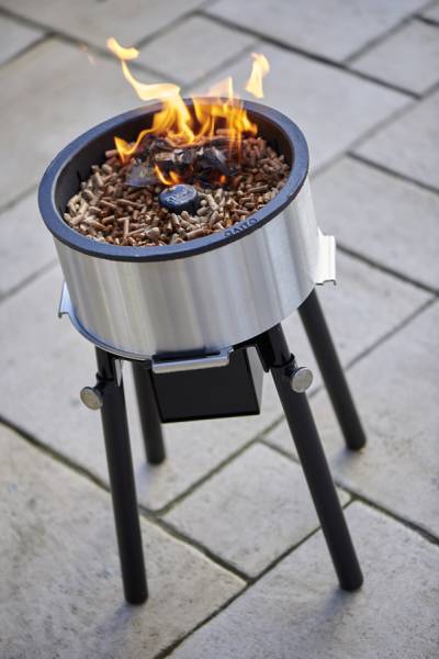 The firelighter safely transmits the flame to the pellets in the brazier